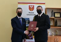 Starosta wyróżnił Adama Matrasa, który poza służbą gasił pożar - zdjęcie główne