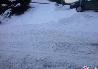 Wiatr nawiewa śnieg na jezdnię, kierowcy muszą uważać - zdjęcie główne