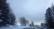Wiatr nawiewa śnieg na jezdnię, kierowcy muszą uważać - zdjęcie 2
