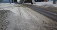 Wiatr nawiewa śnieg na jezdnię, kierowcy muszą uważać - zdjęcie 3