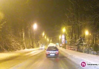 Fotointerwencja: Policjanci z prawie nieoznakowanym radiowozem - zdjęcie główne