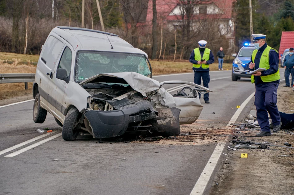 Czołowe zderzenie na "krajówce" - ranne trzy osoby, wezwano LPR - zdjęcie 2
