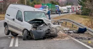 Czołowe zderzenie na "krajówce" - ranne trzy osoby, wezwano LPR - zdjęcie 3
