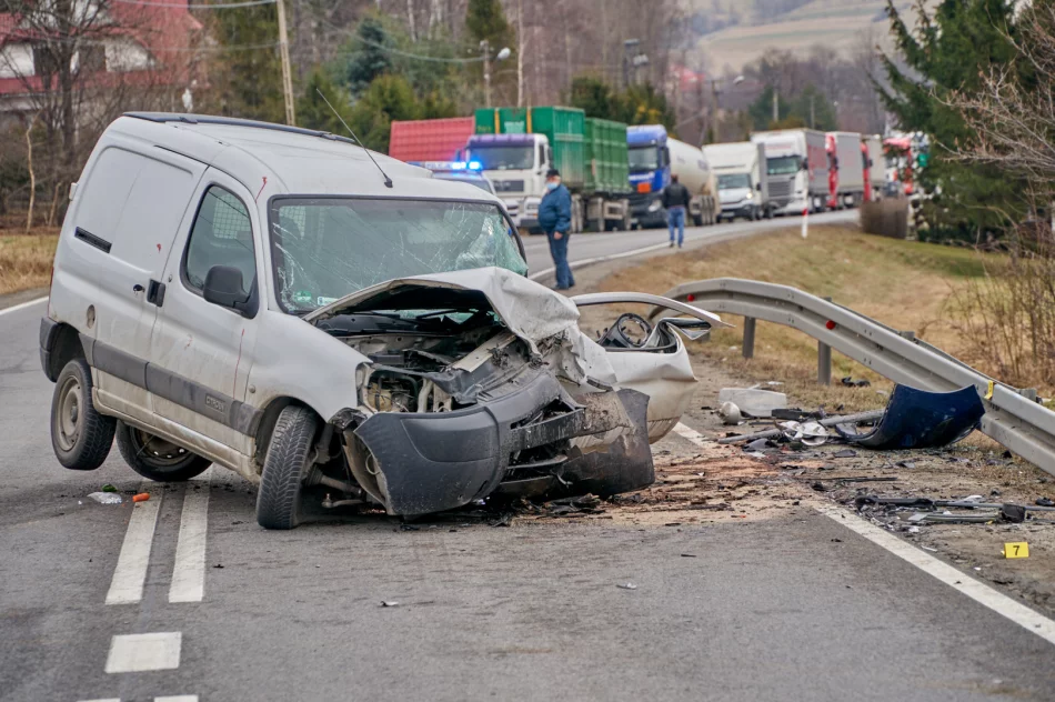 Czołowe zderzenie na "krajówce" - ranne trzy osoby, wezwano LPR - zdjęcie 3