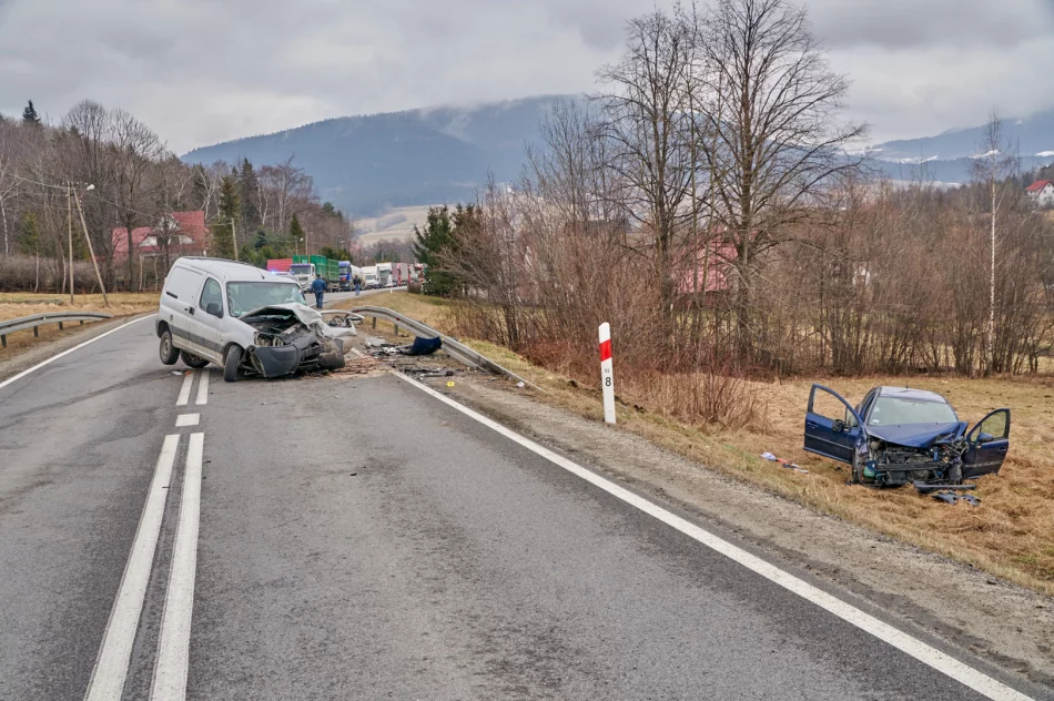 Czołowe zderzenie na "krajówce" - ranne trzy osoby, wezwano LPR - zdjęcie 4