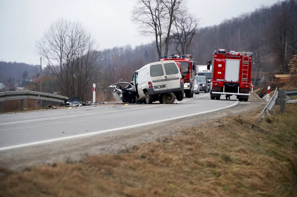 Czołowe zderzenie na "krajówce" - ranne trzy osoby, wezwano LPR - zdjęcie 7