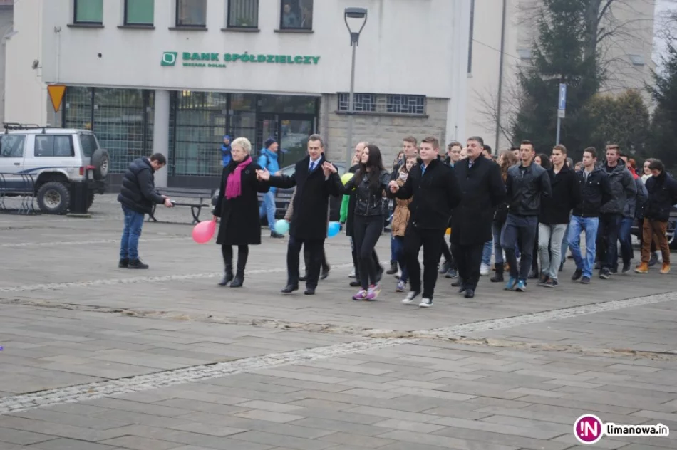 Maturzyści tańczyli na rynku - zdjęcie 2