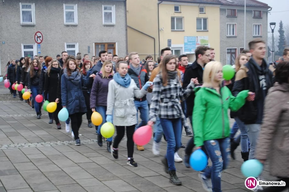 Maturzyści tańczyli na rynku - zdjęcie 3