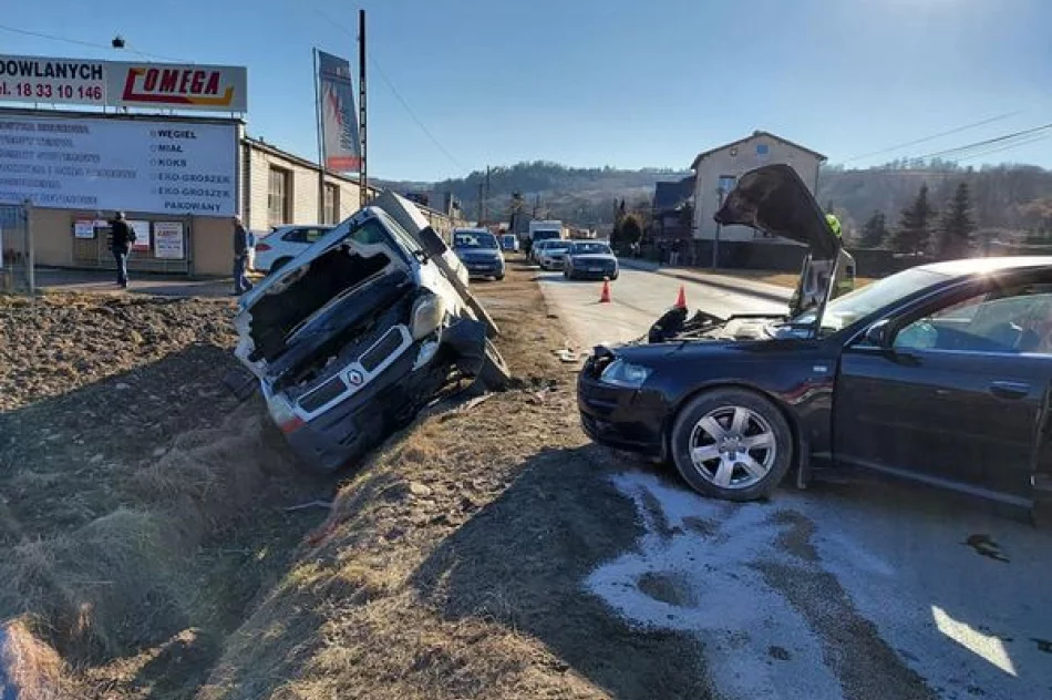 Zderzenie czterech pojazdów, dwie osoby trafiły do szpitala - zdjęcie 2