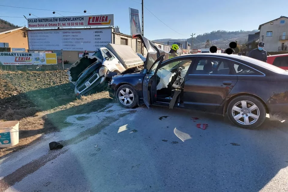 Zderzenie czterech pojazdów, dwie osoby trafiły do szpitala - zdjęcie 3