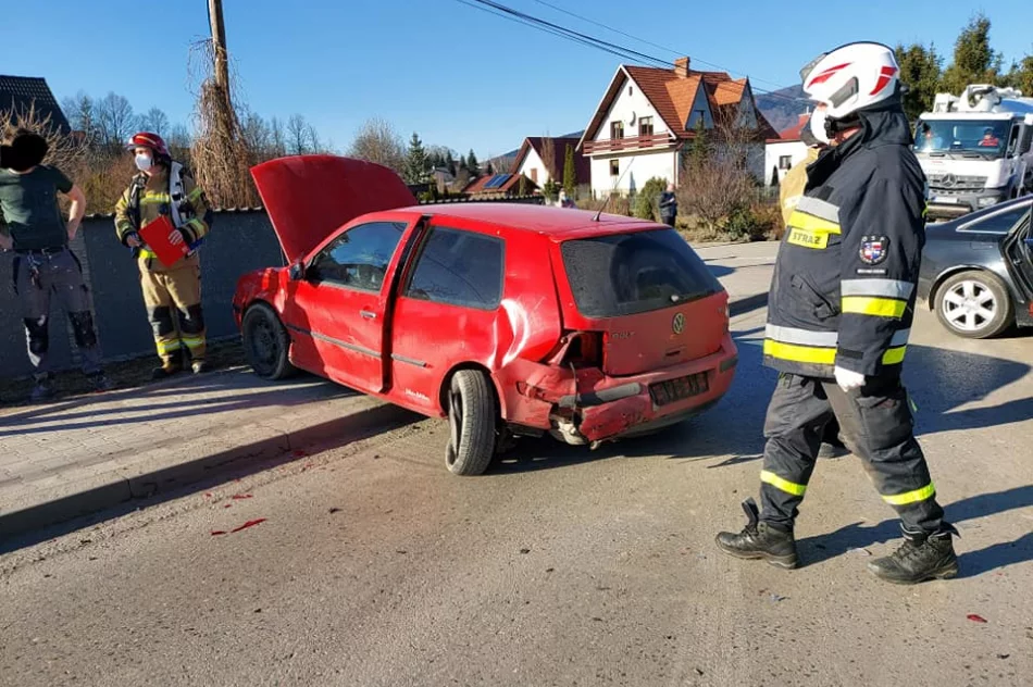 Zderzenie czterech pojazdów, dwie osoby trafiły do szpitala - zdjęcie 4