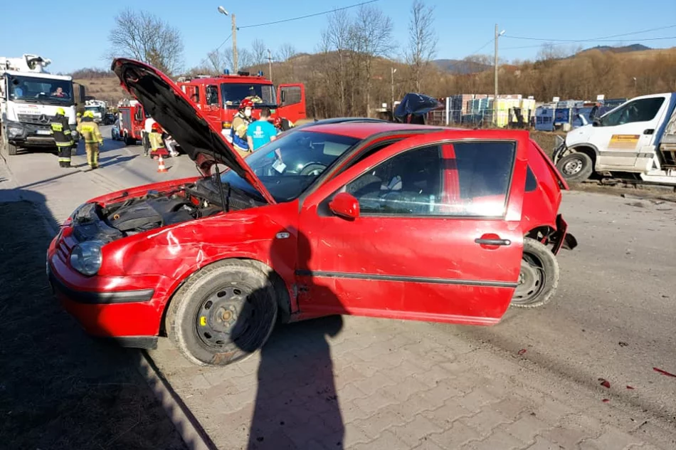 Zderzenie czterech pojazdów, dwie osoby trafiły do szpitala - zdjęcie 5