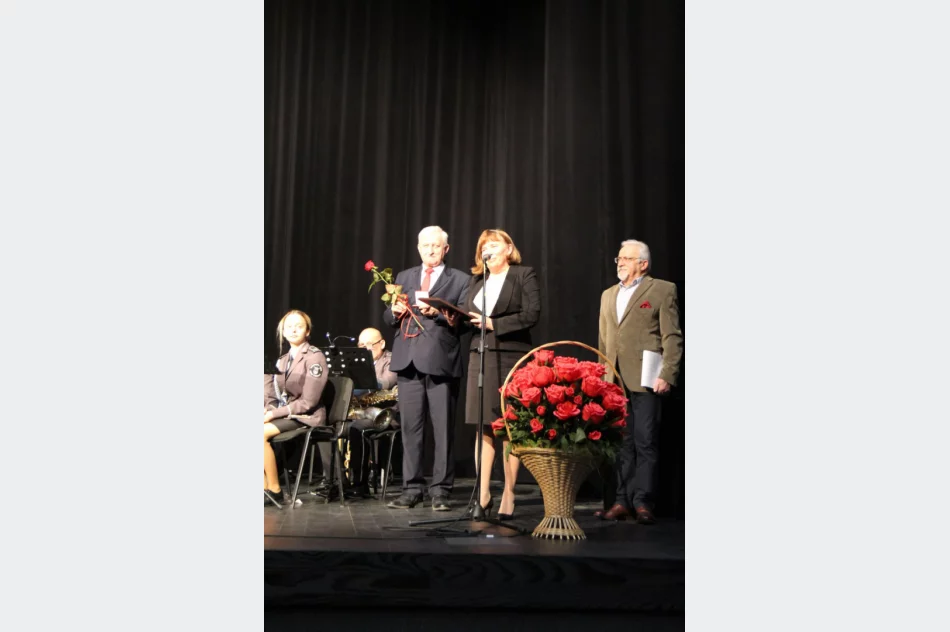 Orkiestra działająca od 1923 roku oraz wieloletni pracownik LDK uhonorowani przez samorząd - zdjęcie 2