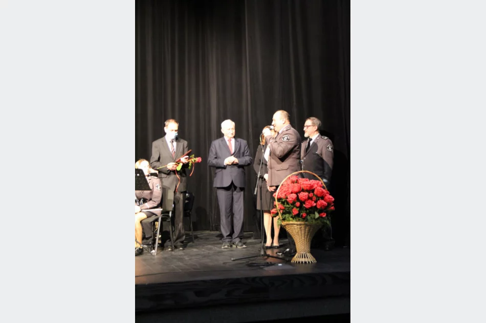 Orkiestra działająca od 1923 roku oraz wieloletni pracownik LDK uhonorowani przez samorząd - zdjęcie 3