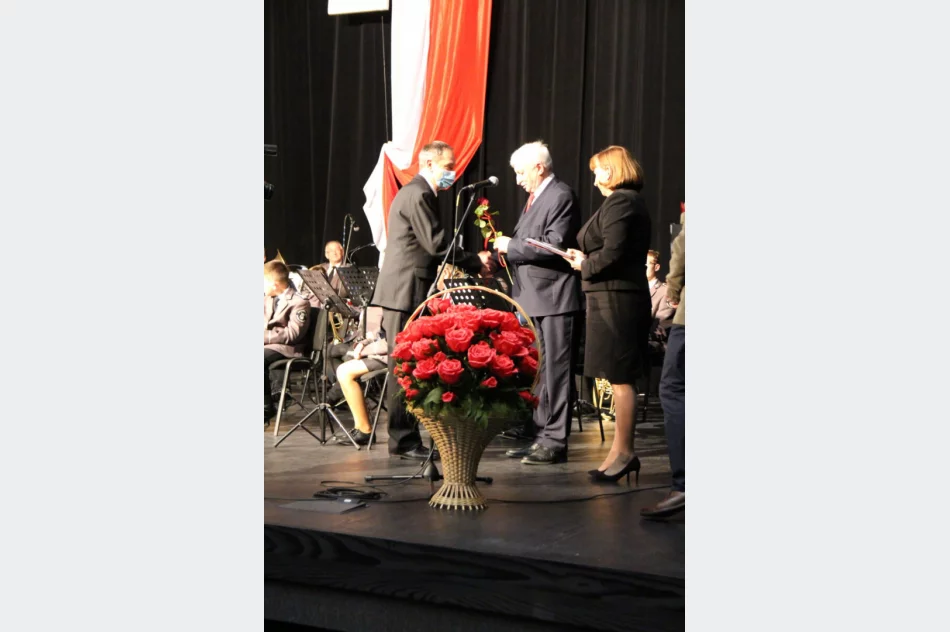 Orkiestra działająca od 1923 roku oraz wieloletni pracownik LDK uhonorowani przez samorząd - zdjęcie 4