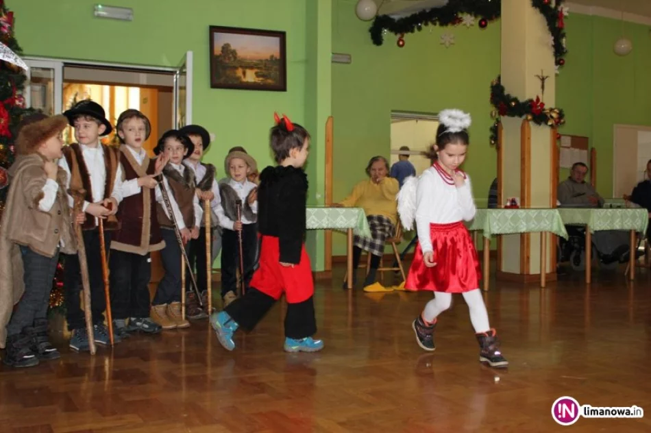 Przedszkolaki z kolędową wizytą w DPS - zdjęcie 4