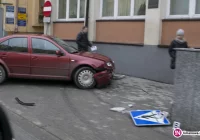 Uderzył w schody urzędu, a następnie potrącił kobietę - zdjęcie główne