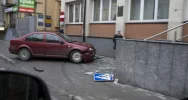 Uderzył w schody urzędu, a następnie potrącił kobietę - zdjęcie 2