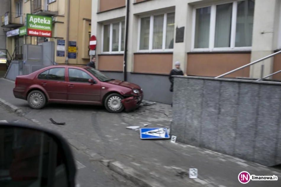 Uderzył w schody urzędu, a następnie potrącił kobietę - zdjęcie 2