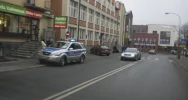 Uderzył w schody urzędu, a następnie potrącił kobietę - zdjęcie 3
