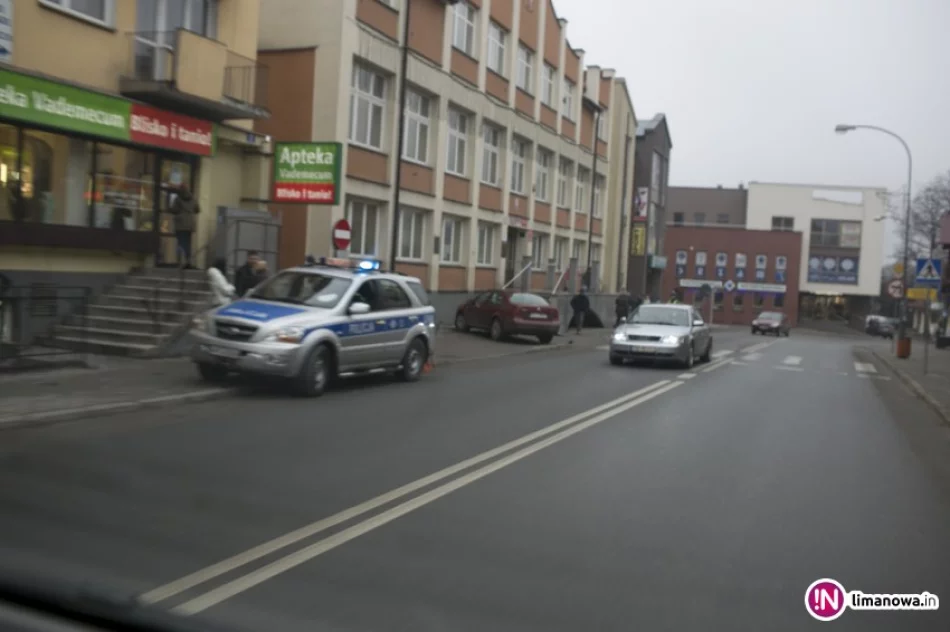 Uderzył w schody urzędu, a następnie potrącił kobietę - zdjęcie 3