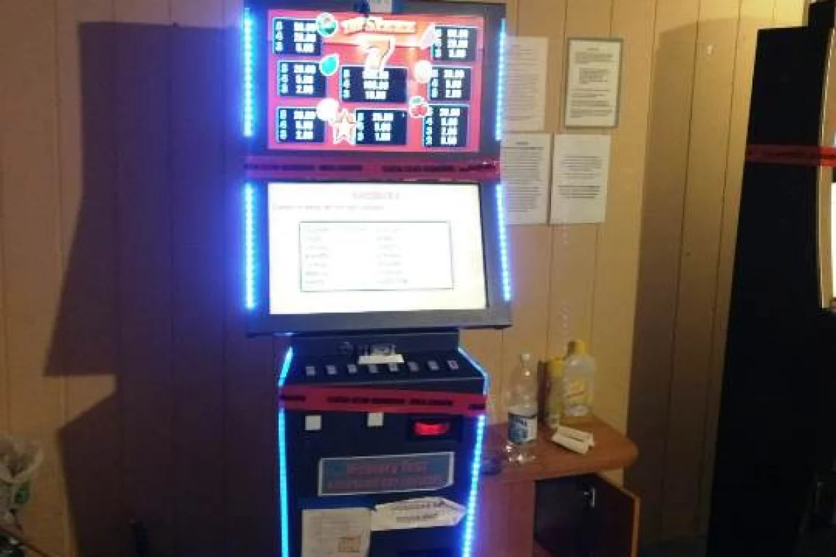Nielegalne automaty do gier. Jeden z klientów miał "niewielkie ilości narkotyków" 