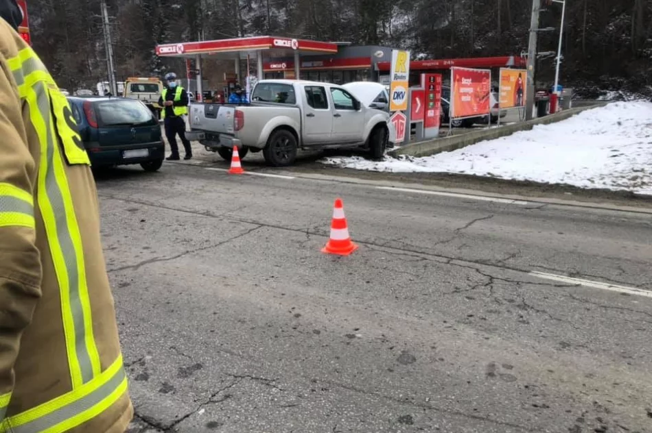 Zderzenie dwóch pojazdów na drodze wojewódzkiej - zdjęcie 2