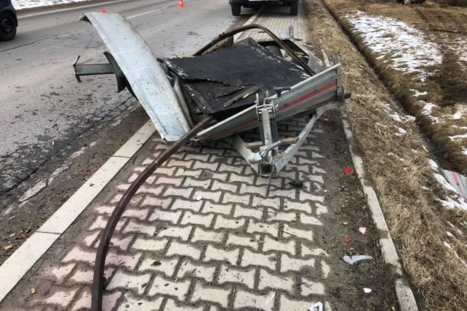 Zderzenie dwóch pojazdów na drodze wojewódzkiej - zdjęcie 3