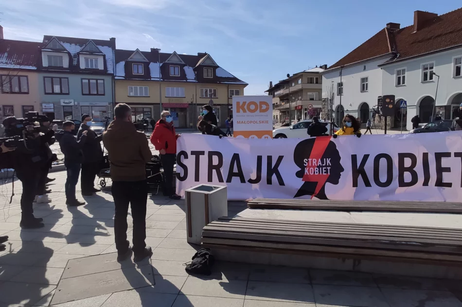 Protest KOD i Strajku Kobiet w Limanowej - zapis transmisji na żywo - zdjęcie 2