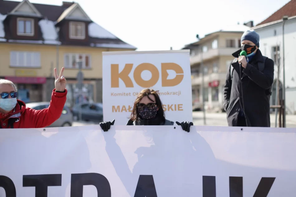 Protest KOD i Strajku Kobiet w Limanowej - zapis transmisji na żywo - zdjęcie 3