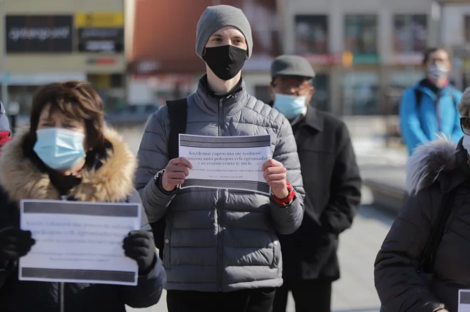 Protest KOD i Strajku Kobiet w Limanowej - zapis transmisji na żywo - zdjęcie 7