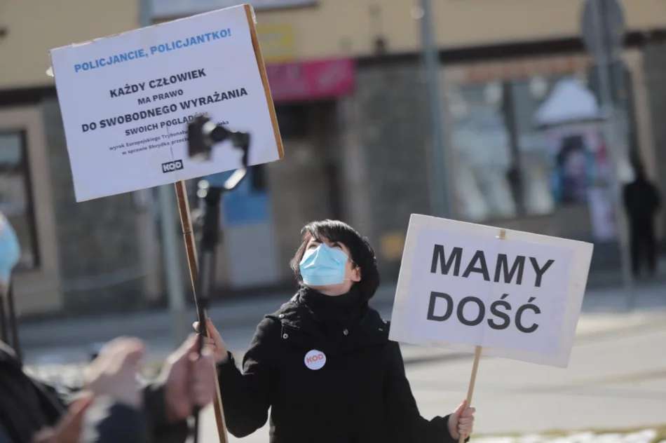 Protest KOD i Strajku Kobiet w Limanowej - zapis transmisji na żywo - zdjęcie 12