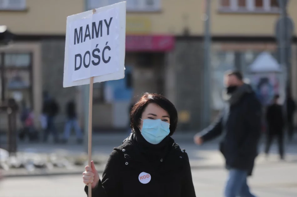 Protest KOD i Strajku Kobiet w Limanowej - zapis transmisji na żywo - zdjęcie 13