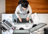 Kobiety na rynku pracy: mniej zarabiają, zajmują się domem kosztem pracy - zdjęcie główne