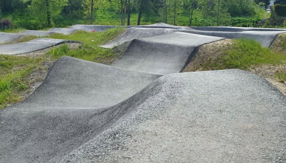 Nie chcieli takiej atrakcji na osiedlu. Gmina wybuduje pumptrack przy drodze powiatowej - zdjęcie 1