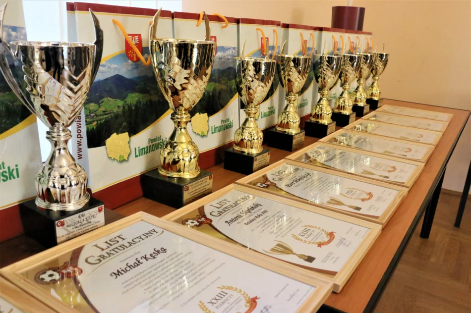 Piłkarze z klubów sportowych z miasta Limanowa nagrodzeni w Plebiscycie Podokręgu Piłki Nożnej - zdjęcie 2