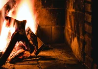 Obowiązuje zakaz eksploatacji kominków i ogrzewaczy pomieszczeń na węgiel lub drewno - zdjęcie główne