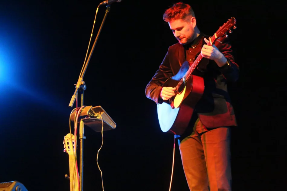 Utalentowany artysta wprowadził panie w wyjątkowy muzyczny nastrój - zdjęcie 13