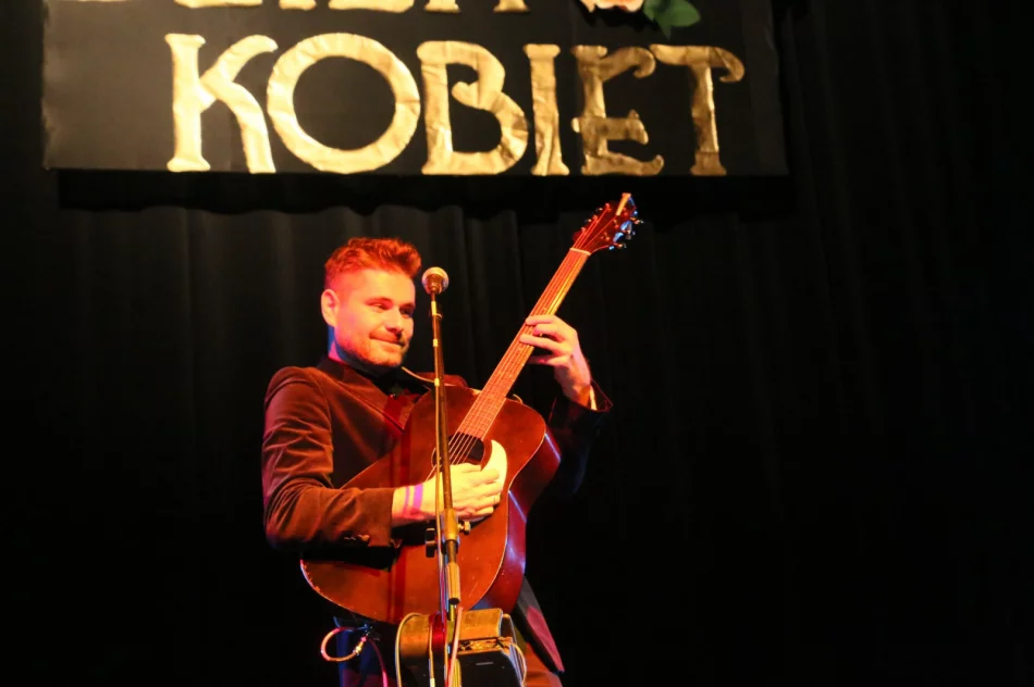 Utalentowany artysta wprowadził panie w wyjątkowy muzyczny nastrój - zdjęcie 16