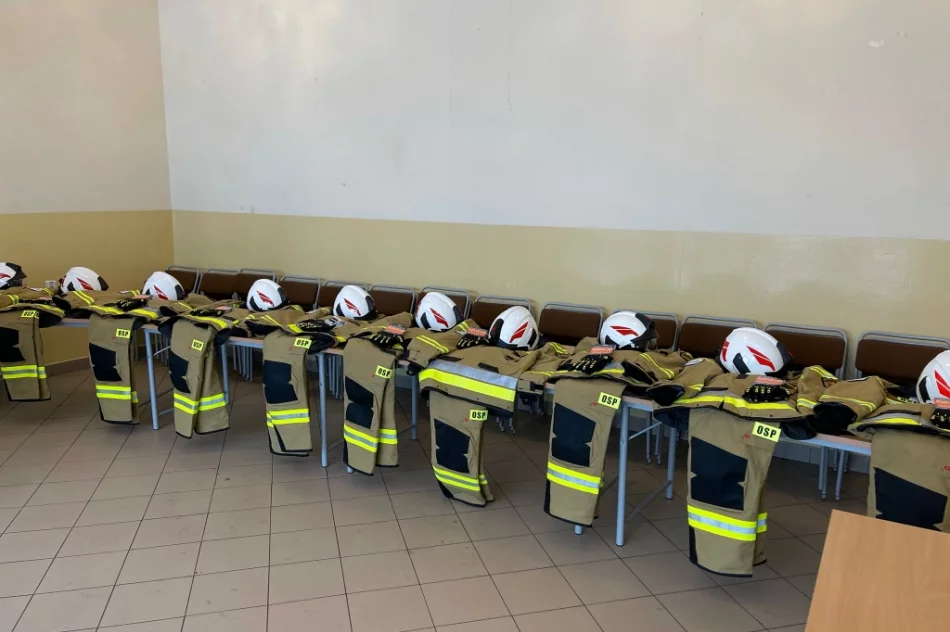 Firma przekazała nowoczesne stroje bojowe i hełmy dla jednostki OSP - zdjęcie 2