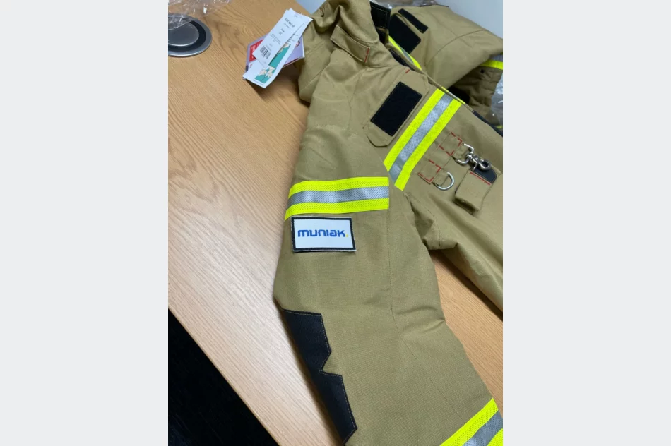 Firma przekazała nowoczesne stroje bojowe i hełmy dla jednostki OSP - zdjęcie 3