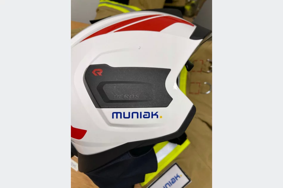 Firma przekazała nowoczesne stroje bojowe i hełmy dla jednostki OSP - zdjęcie 4