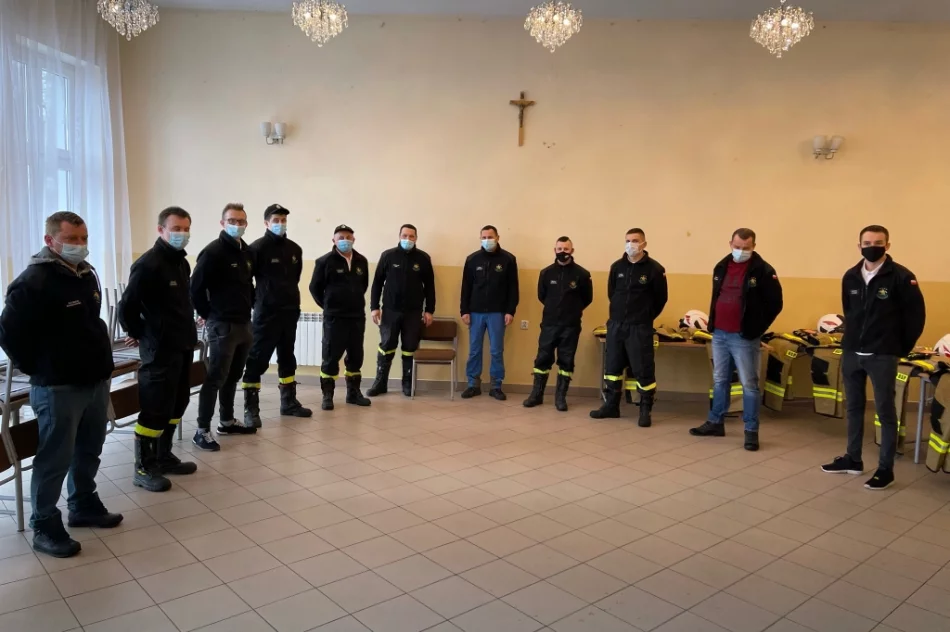 Firma przekazała nowoczesne stroje bojowe i hełmy dla jednostki OSP - zdjęcie 5