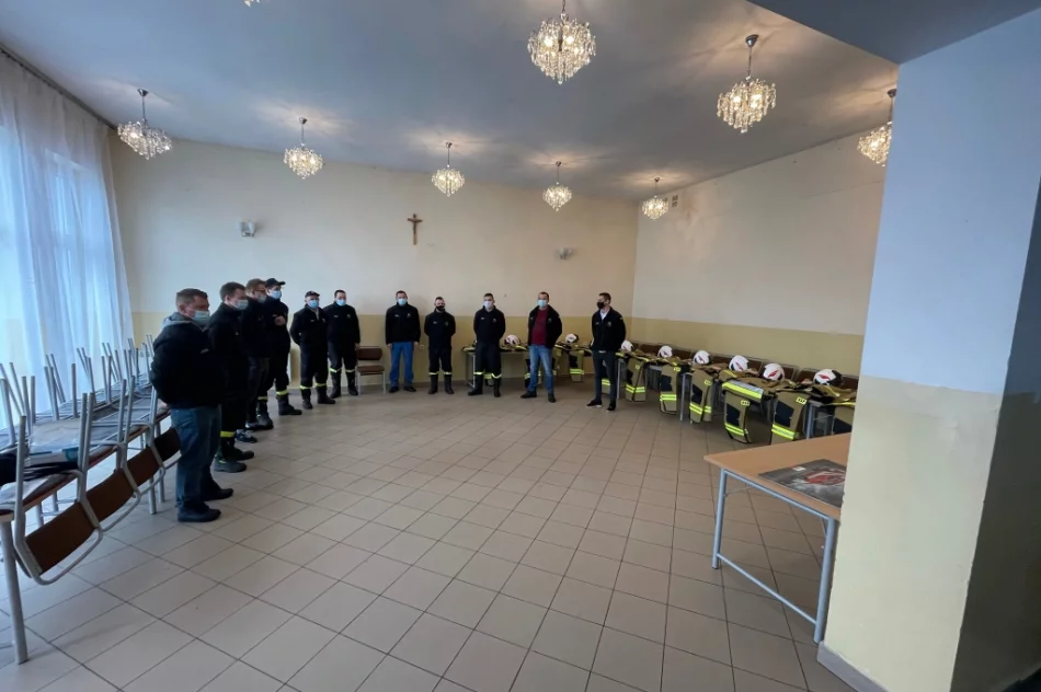Firma przekazała nowoczesne stroje bojowe i hełmy dla jednostki OSP - zdjęcie 6