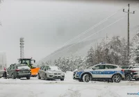 Turyści parkują przy pomniku, wezwana policja nakłada mandaty. I tak co weekend - zdjęcie główne