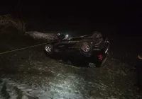 Samochód dachował, policjanci pouczyli 56-letniego kierowcę - zdjęcie główne