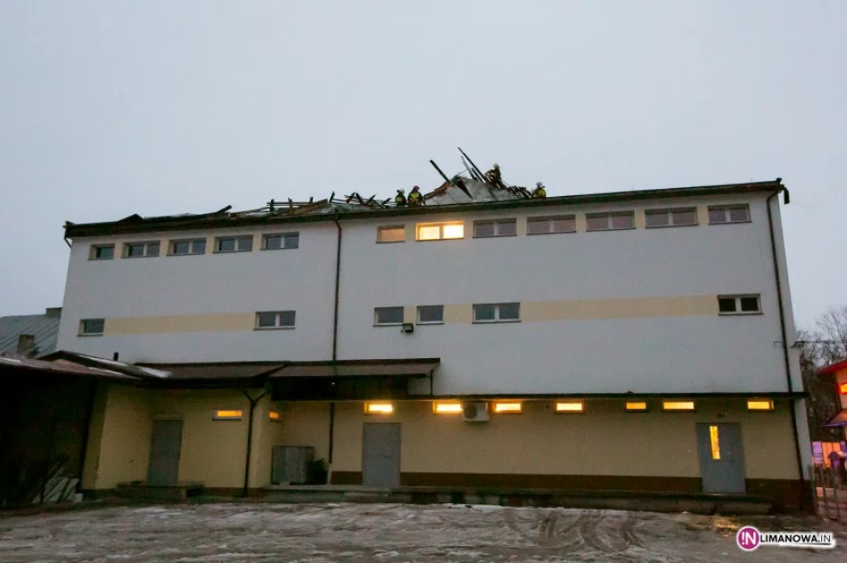 Wiatr zerwał dach z budynku handlowego (video) - zdjęcie 2