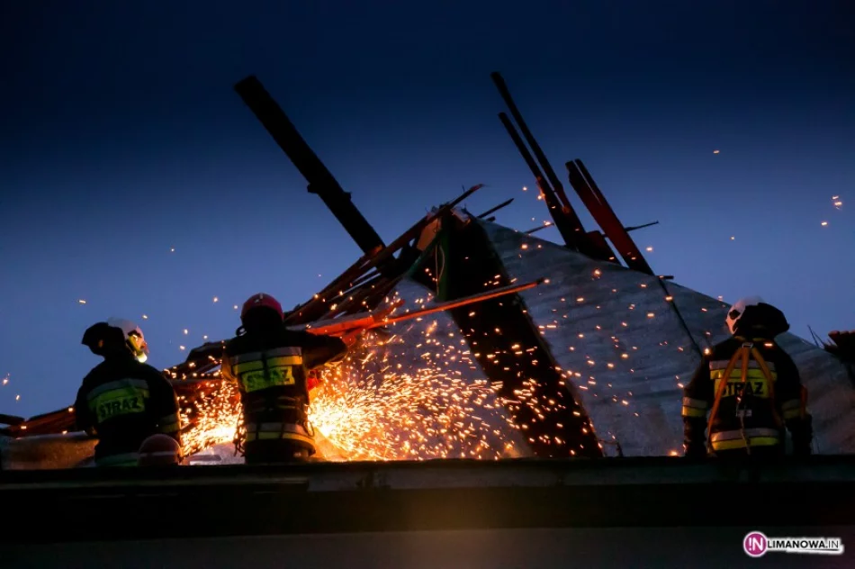 Wiatr zerwał dach z budynku handlowego (video) - zdjęcie 3