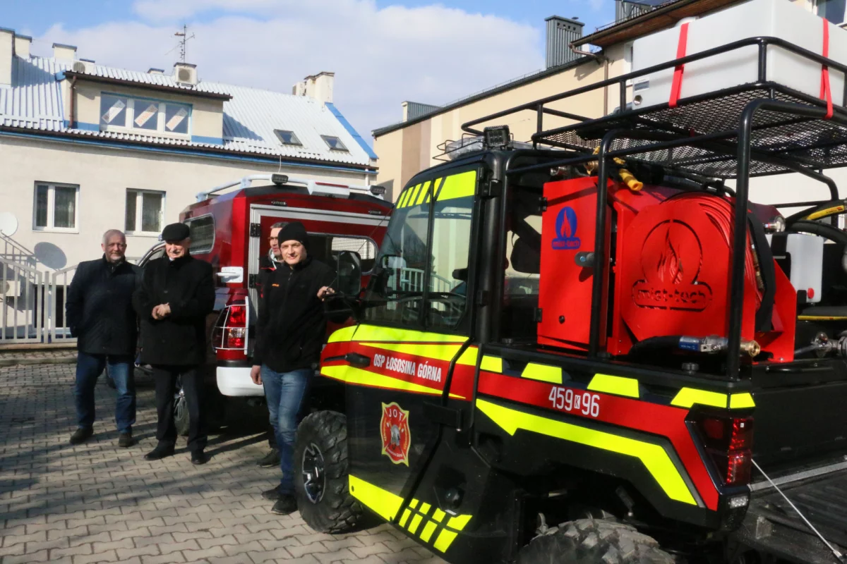 Druhowie z OSP Łososina Górna pochwalili się nowymi pojazdami strażackimi