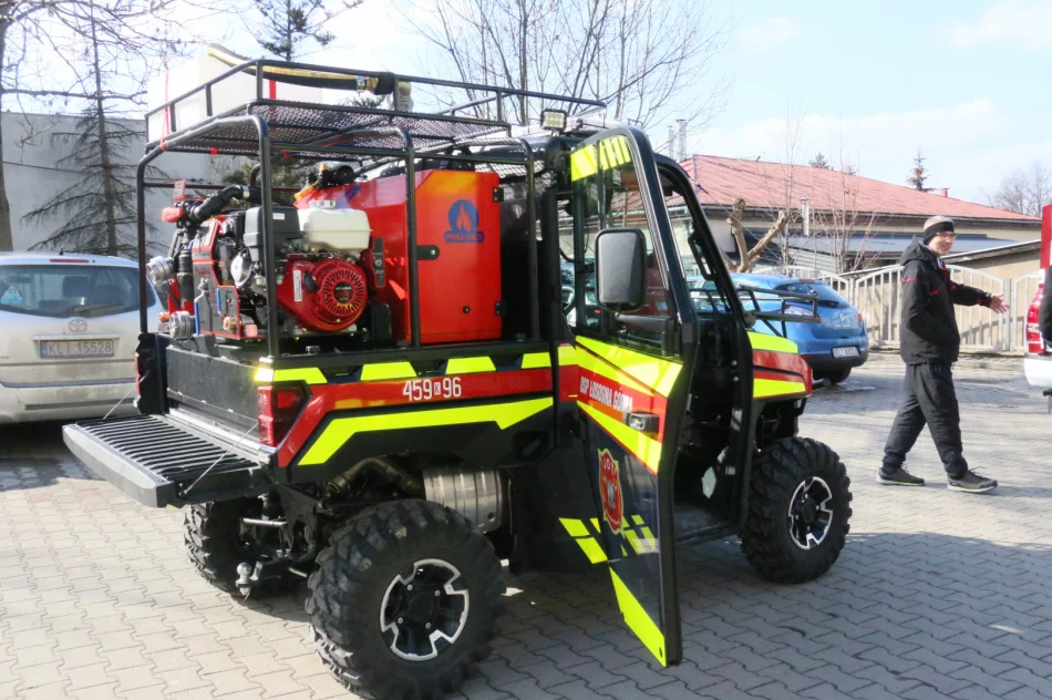 Druhowie z OSP Łososina Górna pochwalili się nowymi pojazdami strażackimi - zdjęcie 6